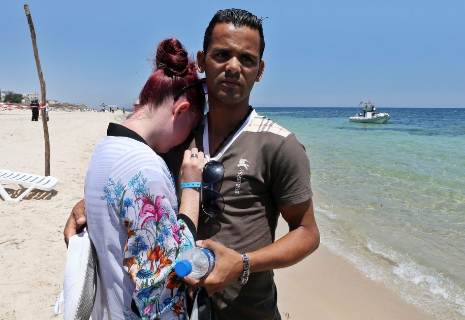 Bliscy ofiar tragicznego zamachu w Tunezji /MOHAMED MESSARA /PAP/EPA