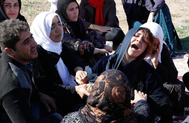 Bliscy osób, które zginęły w trzęsieniu /Abedin Taherkenareh   /PAP/EPA
