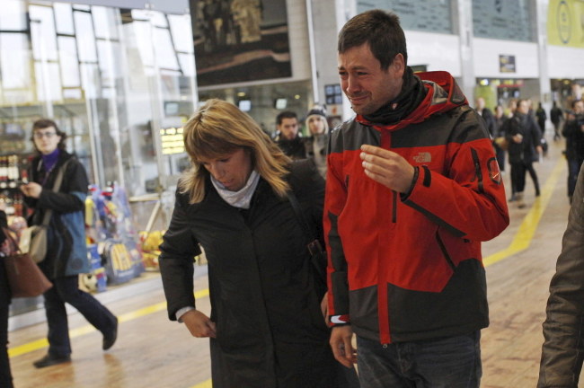 Bliscy pasażerów, którzy lecieli Airbusem /ALEJANDRO GARCIA  /PAP/EPA