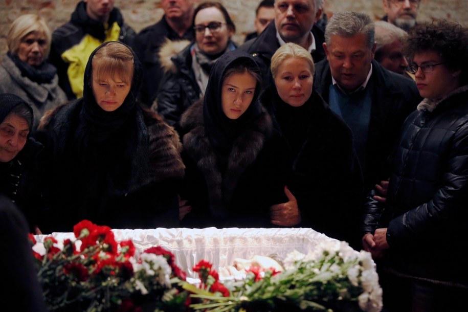 Bliscy przy otwartej trumnie Borysa Niemcowa /Sergei Ilnitsky /PAP/EPA