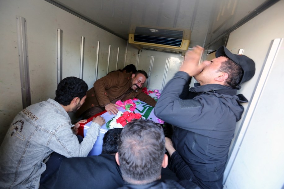 Bliscy rozpaczają nad trumną mężczyzny zabitego podczas nalotów USA / 	AHMED JALIL    /PAP/EPA