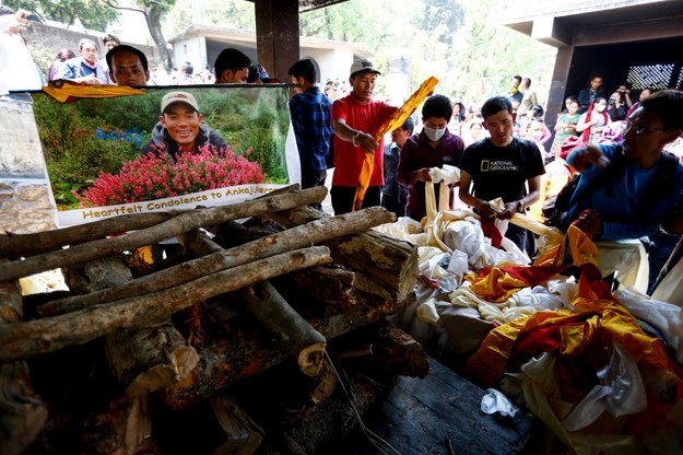 Bliscy żegnają jednego z tragicznie zmarłych Szerpów /Narendra Shrestha /PAP/EPA