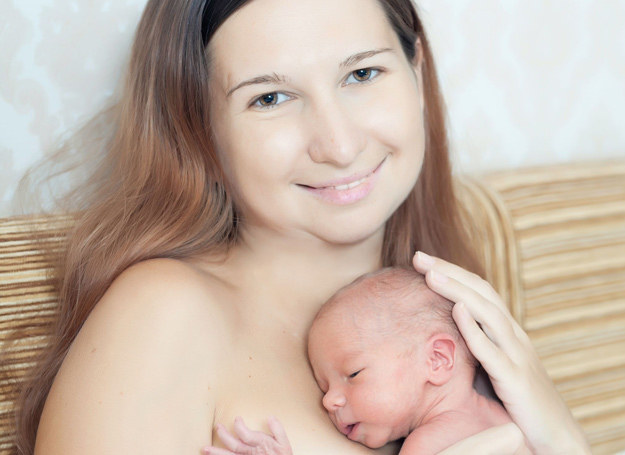 Bliski, fizyczny kontakt z mamą jest dla niemowlęcia czymś zupełnie naturalnym. /123RF/PICSEL