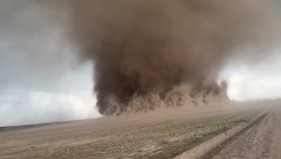 Bliskie spotkanie z tornadem w USA. Zobacz niesamowite nagranie