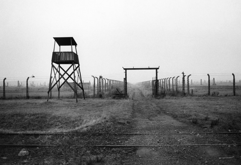 Blisko 13 tys. mieszkańców Warszawy, w tym dzieci, kobiety w ciąży i starcy, zostało deportowanych przez Niemców do Auschwitz po wybuchu w stolicy powstania /AKG Images /East News