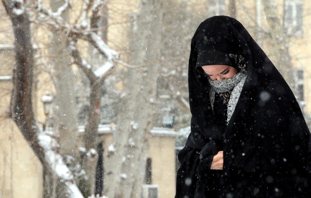 Blisko 14 tys. ludzi zostało zablokowanych na drogach w północnym Iranie przez obfite opady śniegu /Abedin Taherkenareh   /PAP/EPA