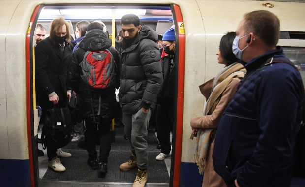 Blisko 14 tys. nowych zakażeń koronawirusem, zmarło 221 chorych na Covid-19