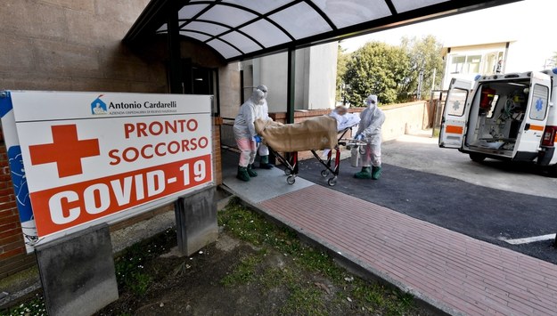 Blisko 14 tys. osób zmarło z powodu koronawirusa we Włoszech /CIRO FUSCO /PAP/EPA