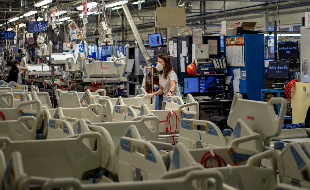 Blisko 15 tys. nowych zakażeń koronawirusem, najwięcej zajętych respiratorów od niemal 3 miesięcy