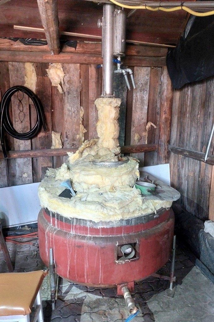 Blisko 150 litrów gotowego bimbru, 2 tys. litrów zacieru i aparaturę do produkcji znaleźli funkcjonariusze podlaskiej KAS /KAS /