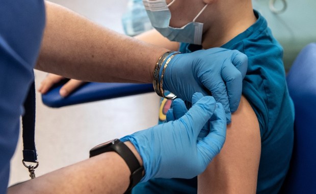 Blisko 17 tys. nowych zakażeń koronawirusem, 198 chorych na Covid-19 nie żyje