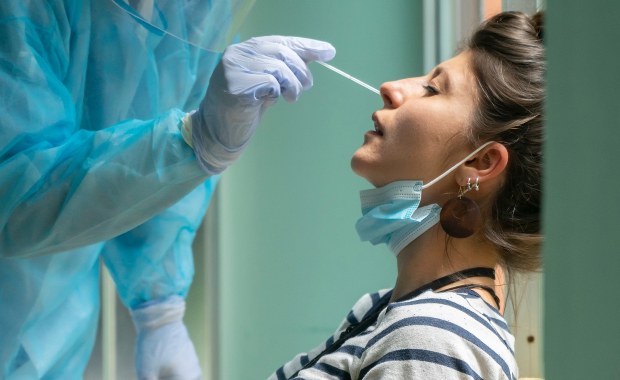 Blisko 20 tys. zakażeń koronawirusem w ciągu tygodnia