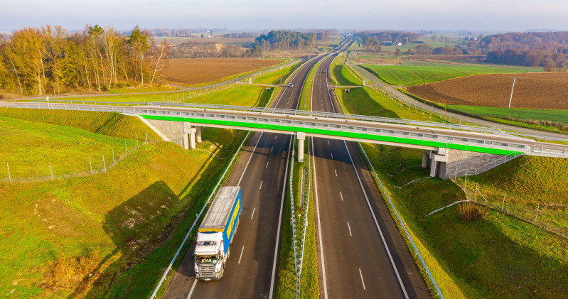 Blisko 23-kilometrowy odcinek S6 omija zachodniopomorskie Sławno częściowo od strony południowej i biegnie do Słupska, znajdującego się już w województwie pomorskim. /GDDKiA