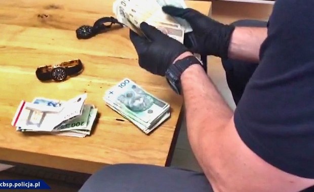 Blisko 300 mln zł strat Skarbu Państwa. Rozbita grupa nielegalnie handlująca suszem tytoniowym