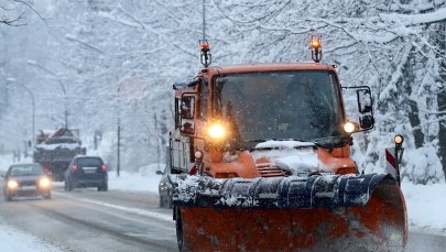 Blisko 300 tys. osób bez prądu po intensywnych opadach śniegu