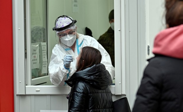 Blisko 52 tys. nowych zakażeń koronawirusem. Zmarło 231 chorych na Covid-19