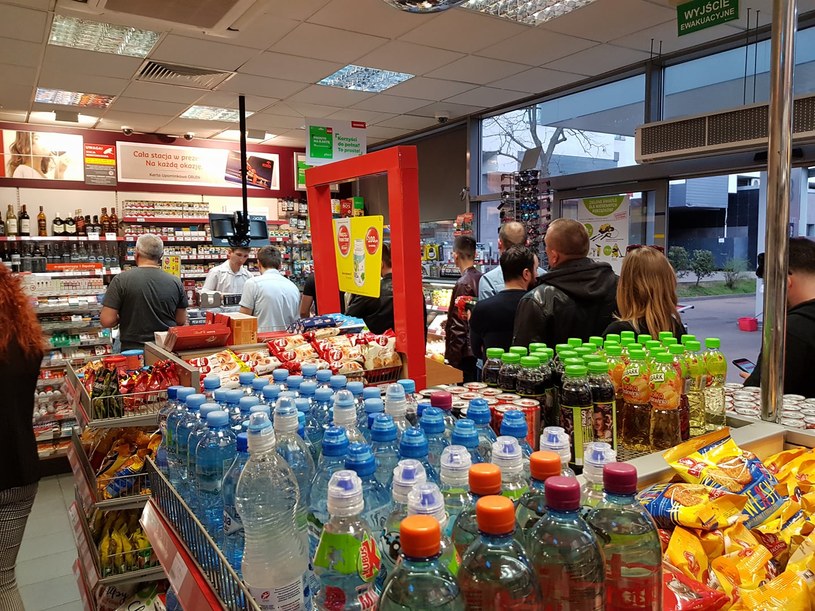 Blisko co drugi produkt spożywczy sprzedany na stacji benzynowej w Polsce to alkohol /INTERIA.PL