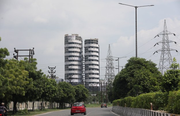 Bliźniacze wieże w Noidzie /HARISH TYAGI   /PAP/EPA