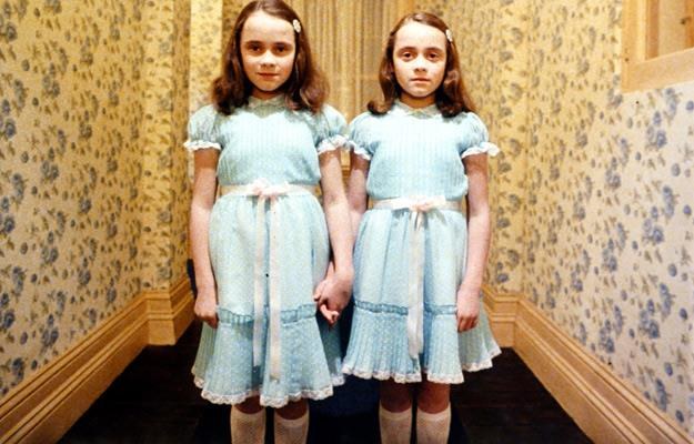 Bliźniaczki Lisa i Louise Burns miały po 12 lat, kiedy wystąpiły w filmie "Lśnienie" (1980) /materiały prasowe