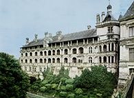 Blois, zamek z XIII w., elewacja - pocz. XVI w. /Encyklopedia Internautica