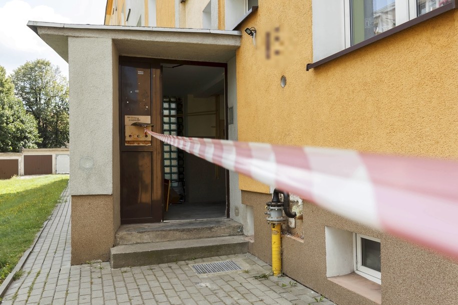 Blok mieszkalny w Kamiennej Górze na Dolnym Śląsku, w którym wczoraj miał miejsce wybuch gazu /Aleksander Koźmiński /PAP