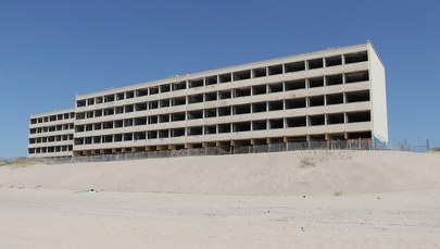 Blok na plaży zostanie wyburzony. Jest dowodem na zmiany klimatu