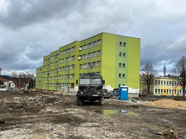 Blok przy ul. Nadbrzeżnej w Stroniu Śląskim - stan  na koniec listopada /Martyna Czerwińska /RMF FM