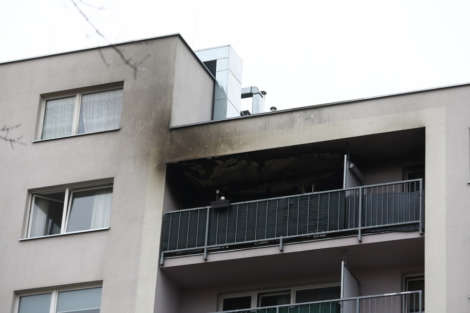 Blok przy ul. Pełczyńskiego 24 na warszawskim Bemowie. W sześciopiętrowym budynku spłonęło mieszkanie /Rafał Guz /PAP