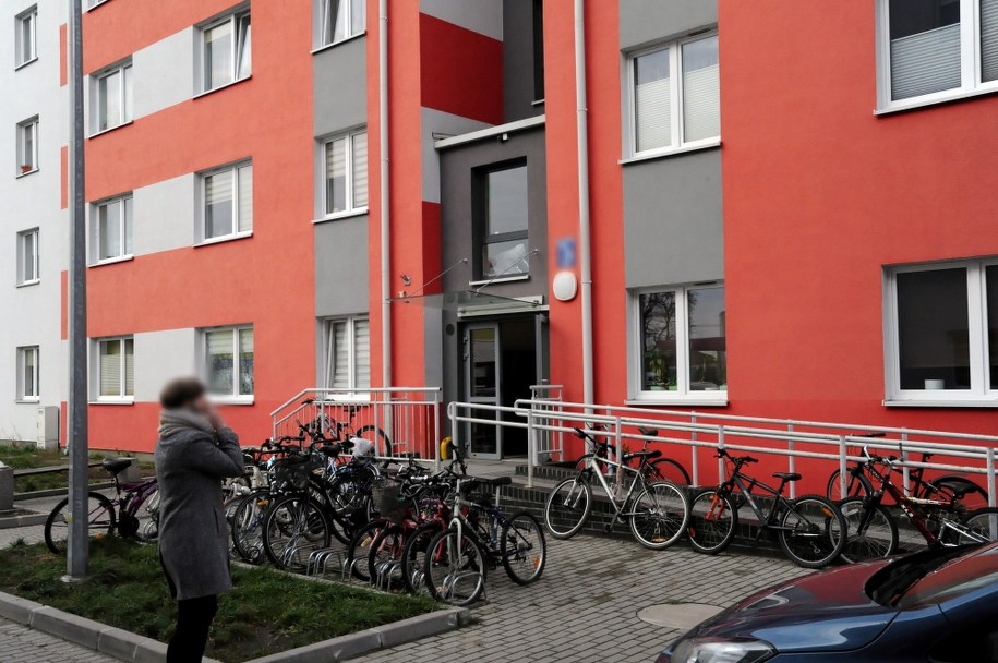 Blok, w którym znaleziono ciało 16-latka / 	Marcin Bielecki    /PAP