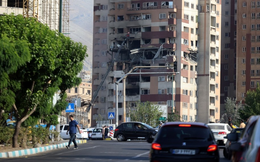 Blok w Teheranie po uderzeniu Izraela /PAP/EPA/ABEDIN TAHERKENAREH /PAP