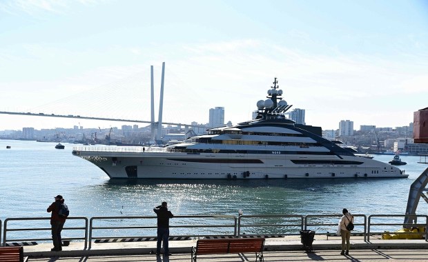 Blokada cieśniny Ormuz nie dla wszystkich. Rosyjski superjacht przepłynął