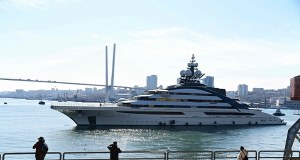 Blokada cieśniny Ormuz nie dla wszystkich. Rosyjski superjacht przepłynął