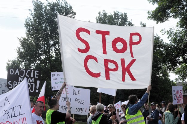 Blokada drogi krajowej 72 w Brzezinach w związku z budową CPK. Zdjęcie z czerwca 2022 roku /Roman Zawistowski /PAP