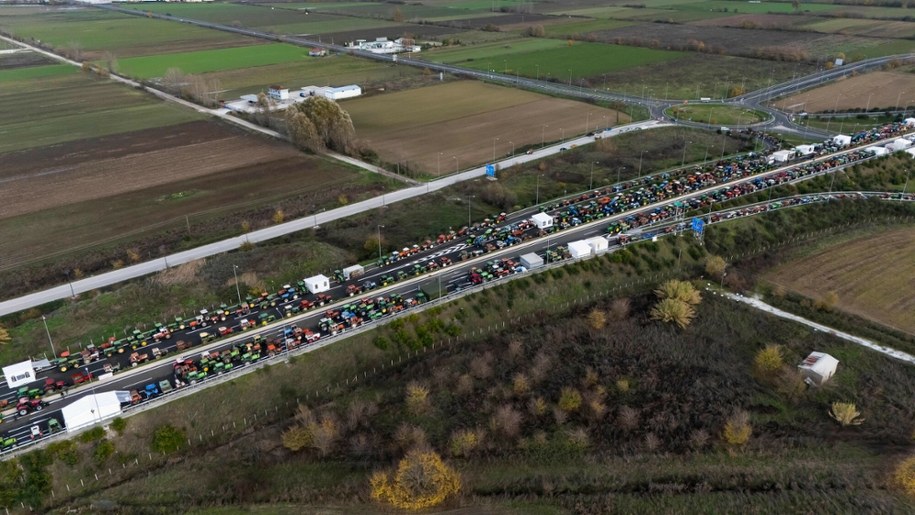 Blokada drogi podczas protestu rolników w Grecji (8 grudnia 2025) /ARIS MESSINIS / AFP /East News