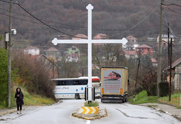 Blokada drogi w miejscowości Rudare /STR /PAP/EPA