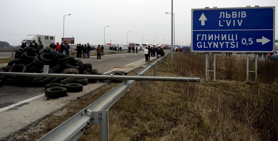 Blokada międzynarodowej drogi w Krakowcu na Ukrainie prowadzącej z polsko-ukraińskiego przejścia granicznego Korczowa/Krakowiec do Lwowa. /Darek Delmanowicz /PAP