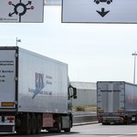 Blokada portu w Calais częściowo usunięta, zmniejszają się kolejki tirów