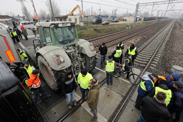 Blokada torów przez podwykonawców włoskiej firmy Astaldi na przejeździe kolejowo-drogowym w Parzniewie /Paweł Supernak /PAP