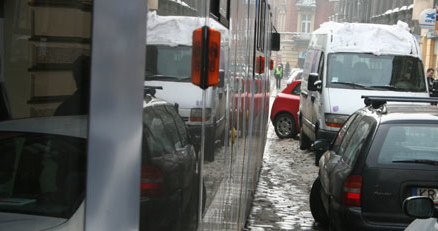 "Blokada" torowiska przez fiata stilo na ul. Zwierzynieckiej w Krakowie / kliknij /INTERIA.PL