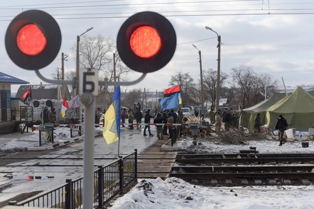 Blokada trasy kolejowej w pobliżu Konstantynówki w obwodzie donieckim, prowadzona przez ukraińskich aktywistów w proteście przeciwko handlowi części ukraińskich biznesmenów z prorosyjskimi separatystami /MARKIIAN LYSEIKO  /PAP/EPA