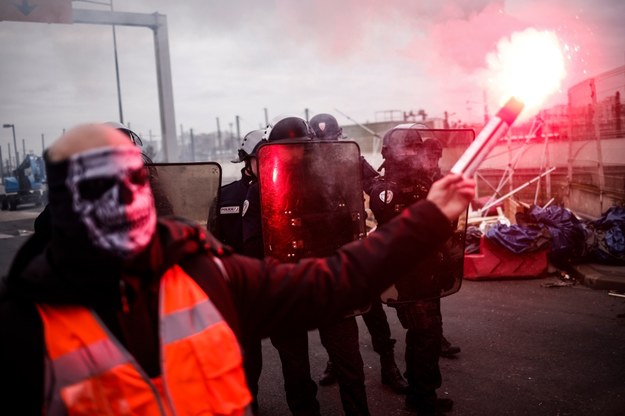 Blokada w Ivry-sur-Seine pod Paryżem /YOAN VALAT  /PAP/EPA