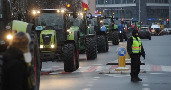 Blokady dróg krajowych planują rolnicy z kilku regionów /Marcin Bielecki /PAP