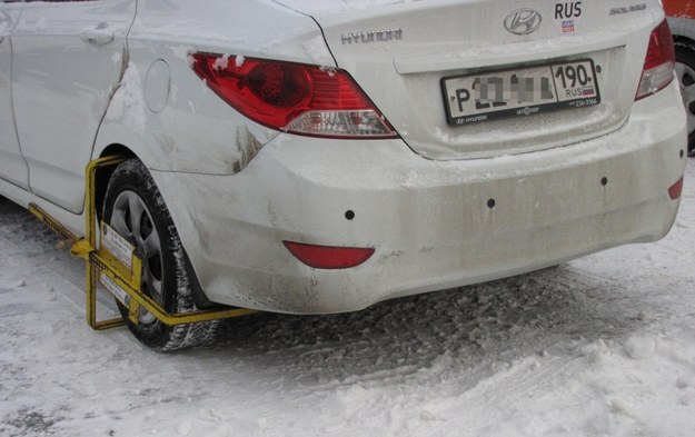 Blokady na kołach samochodów z rosyjskimi rejestracjami to dla zakopiańskiej straży miejskiej codzienność /Maciej Pałahicki /RMF FM