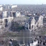 "Bloki przestrzelone na wylot, zabici pod gruzami". Tak teraz wygląda Mariupol [FILM]  