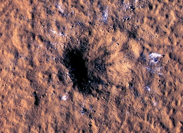 Bloki wodnego lodu uwolnione 24.12.2021 po uderzeniu meteoroidu w rejonie Amazonis Planitia Marsa /NASA/JPL-Caltech/University of Arizona /Materiały prasowe