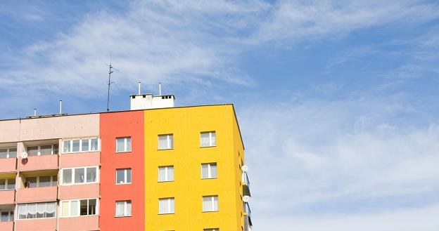 Bloki z wielkiej płyty są zazwyczaj dobrze zlokalizowane /&copy;123RF/PICSEL