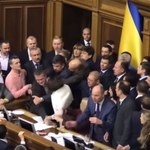 Blokowanie prezydium, przepychanki, wyrywanie mikrofonów. Chaos na obradach ukraińskiego parlamentu