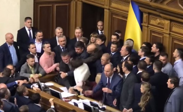 Blokowanie prezydium, przepychanki, wyrywanie mikrofonów. Chaos na obradach ukraińskiego parlamentu