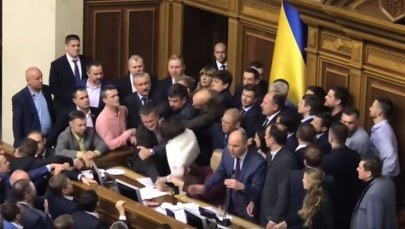 Blokowanie prezydium, przepychanki, wyrywanie mikrofonów. Chaos na obradach ukraińskiego parlamentu