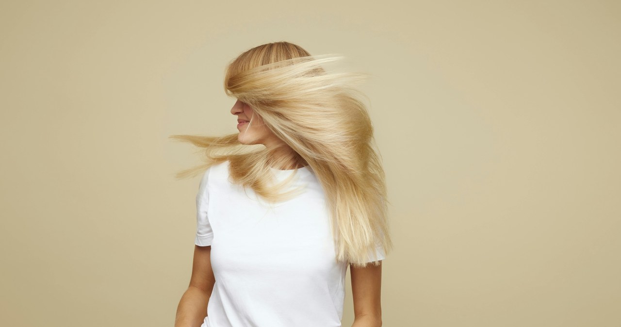 Blond szybko i bez farbowania odświeżysz domową płukanką z rumianku i cytryny /Hairlust Official /pexels.com